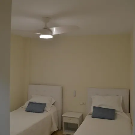 Frontline Deluxe 3br דירה *