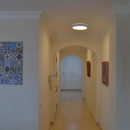 Frontline Deluxe 3br דירה *