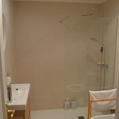 Frontline Deluxe 3br * אסטפונה