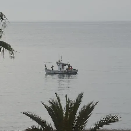 Frontline Deluxe 3br דירה *