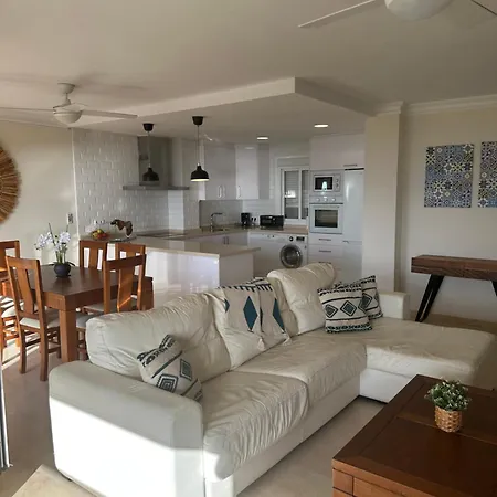 Seafront Deluxe 3br Apartment *