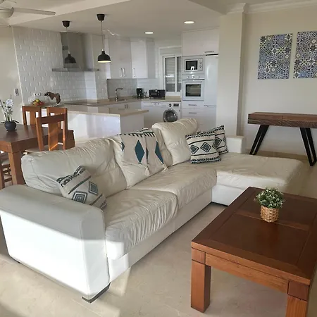 Frontline Deluxe 3br דירה אסטפונה